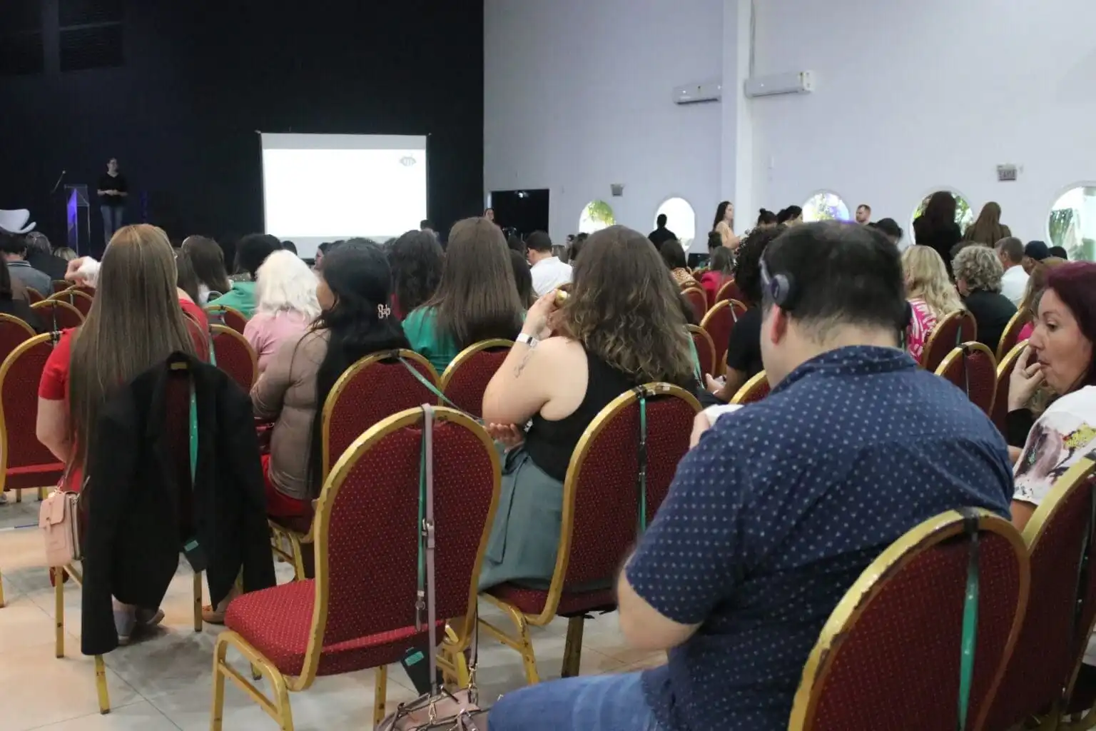Pessoa em ambiente de exposição cultural.