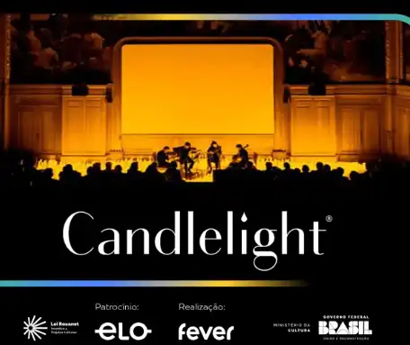 Imagem de divulgação dos concertos Candlelight, com músicos no palco iluminados por milhares de velas, patrocínio Elo, realização Fever e apoio do Ministério da Cultura e Governo Federal.