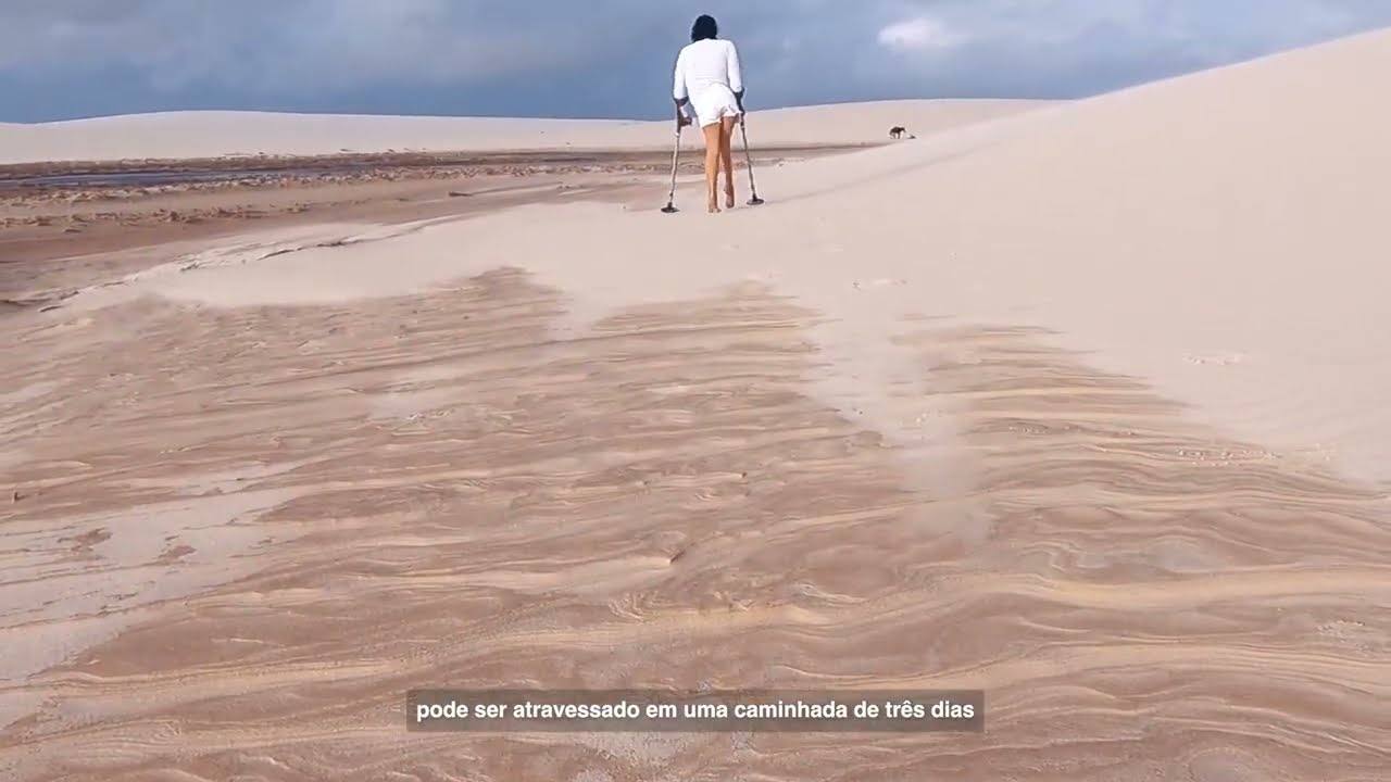 Cena do trailer do documentário 7 Elementos, sobre a travessia dos Lençóis Maranhenses, com audiodescrição.