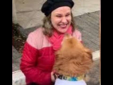 Trecho da campanha pelo cão-guia com audiodescrição, fortalecendo a inclusão e a mobilidade de pessoas cegas.